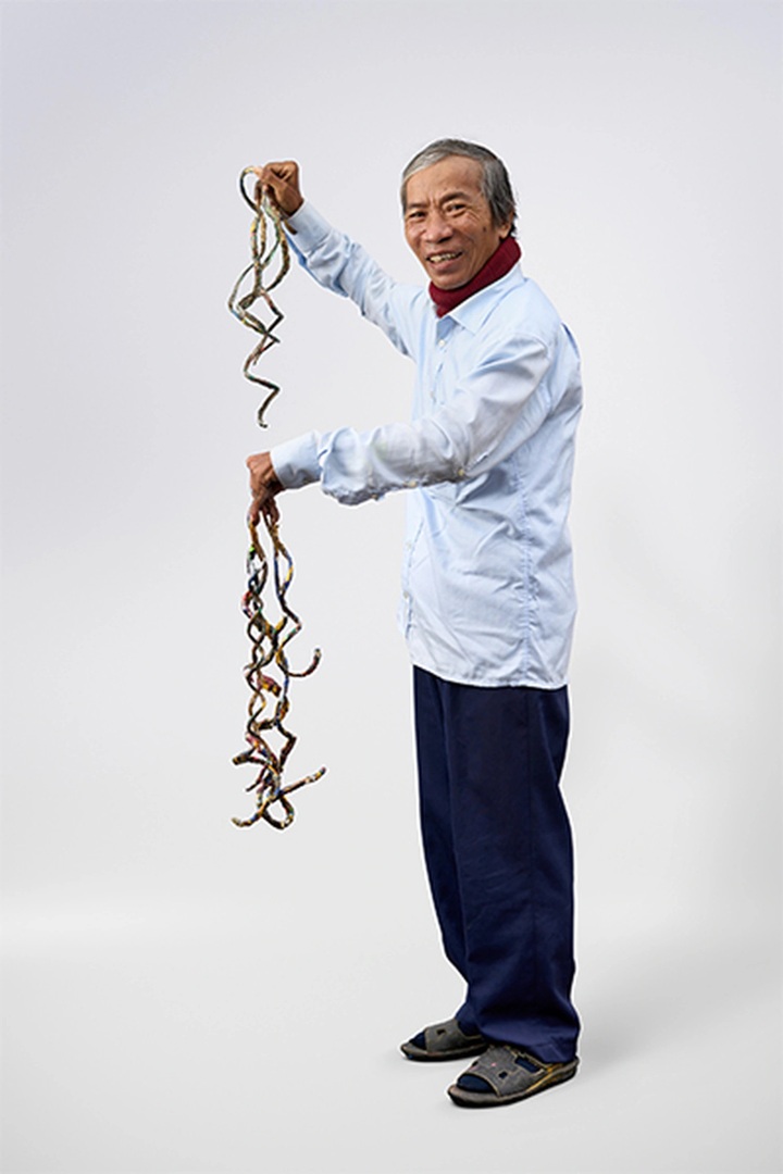 Vietnamese man recognised with world record for 6-metre fingernails - 2