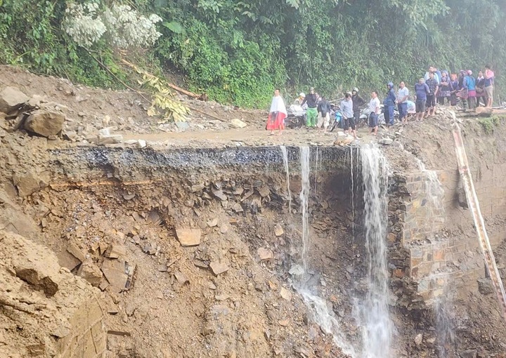 Landslide devastates Khau Pha Pass road - 2