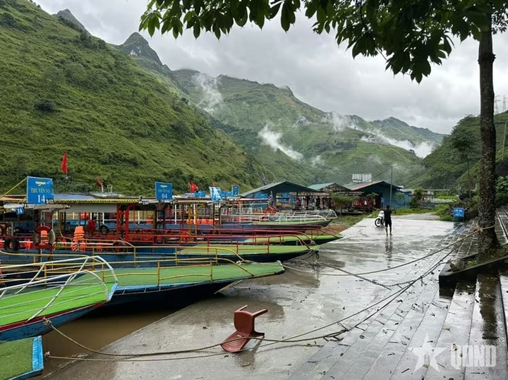 Boat tours on Nho Que River suspended due to floods and landslides - 1