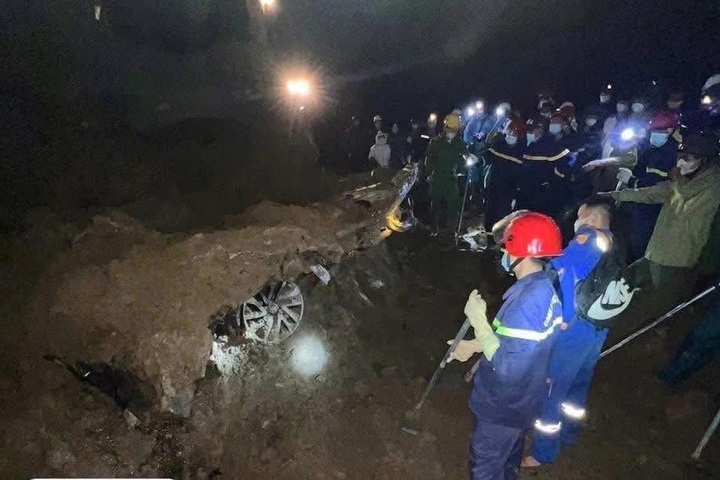 Two bodies recovered from buried car in Lao Cai landslide - 2