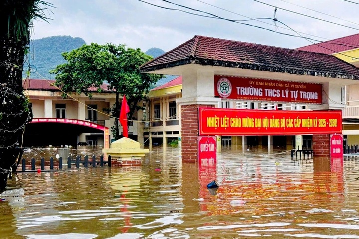 Over 200 evacuated from Tuyen Quang school devastated by floods - 1