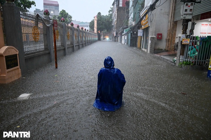 Heavy rain floods Hanoi streets, causes major traffic jams - 1