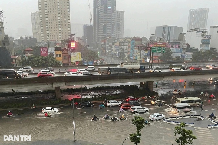 Heavy rain floods Hanoi streets, causes major traffic jams - 2