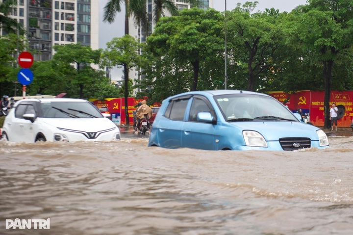 Heavy rain floods Hanoi streets, causes major traffic jams - 4