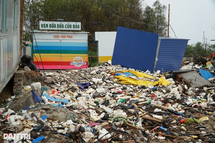 Thanh Hoa beach devastated after Typhoon Bualoi - 7 Thanh Hoa beach devastated after Typhoon Bualoi - 7