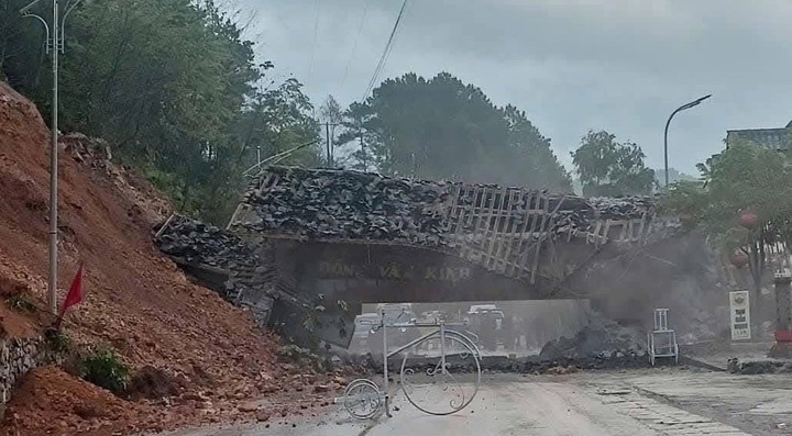 Dong Van Karst Plateau welcome gate collapses after days of heavy rain - 2