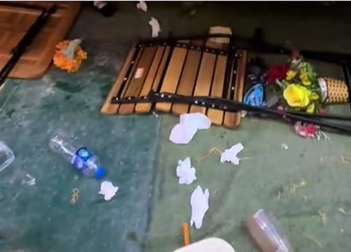 Foreign tourists terrified as Hanoi train sweeps away café tables - 2 Foreign tourists terrified as Hanoi train sweeps away café tables - 2