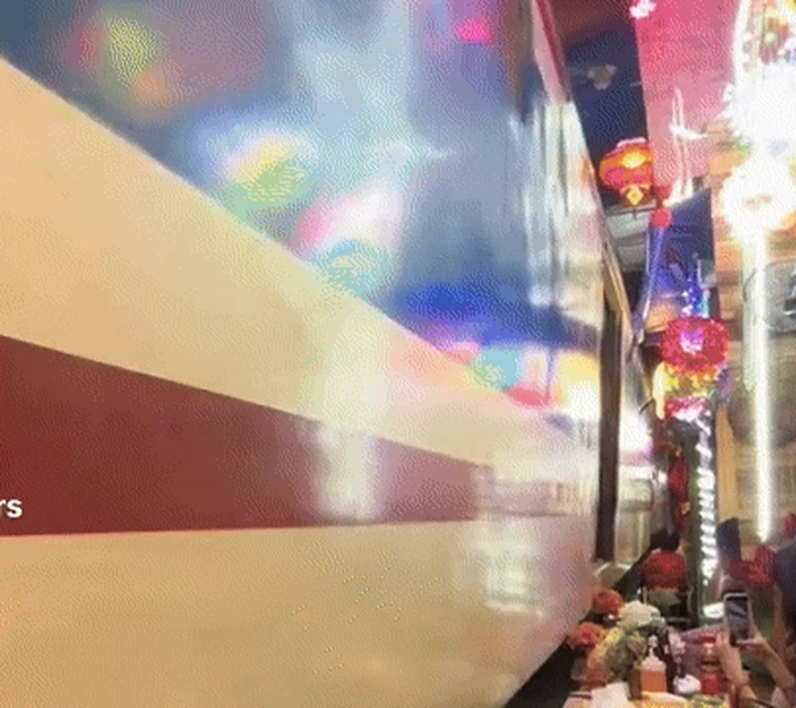 Foreign tourists terrified as Hanoi train sweeps away café tables - 1 Foreign tourists terrified as Hanoi train sweeps away café tables - 1