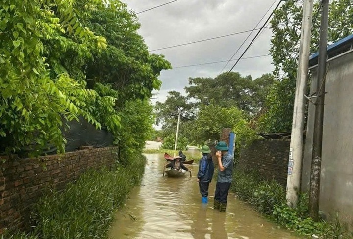 Rising Cau River water isolates over 1,200 households in Hanoi - 1