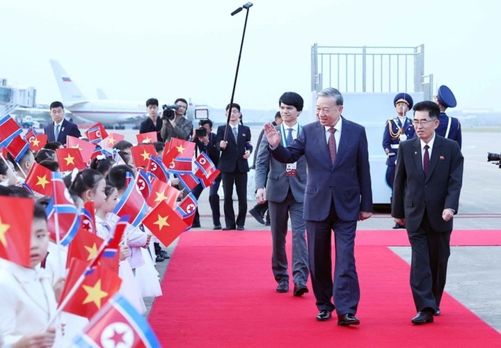 Party leader arrives in Pyongyang for state visit to DPRK - 3