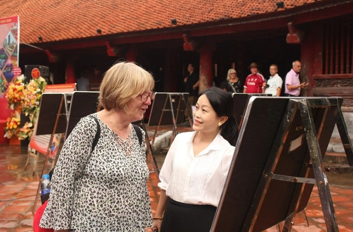 Foreign visitors captivated by “Hanoi in My Heart” 2025 photo exhibition - 1 Foreign visitors captivated by “Hanoi in My Heart” 2025 photo exhibition - 1