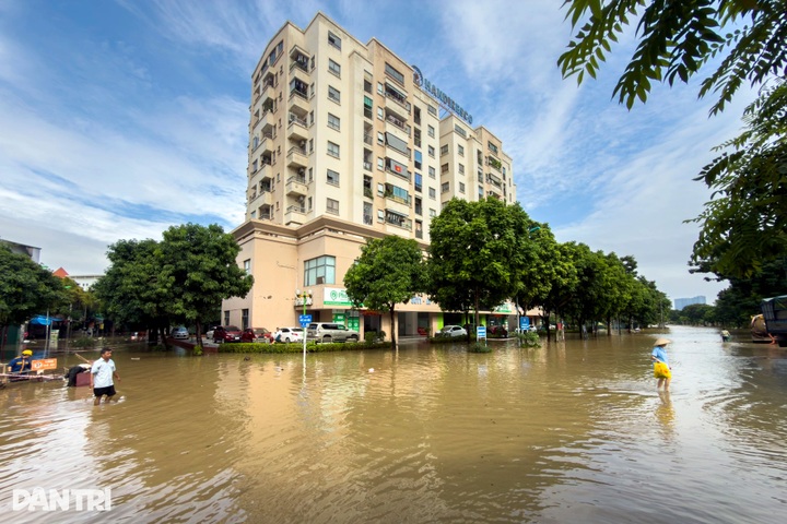 Trucks mobilised to support flood-hit residents in Hanoi - 1