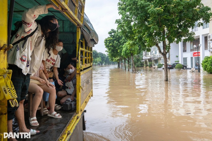 Trucks mobilised to support flood-hit residents in Hanoi - 5