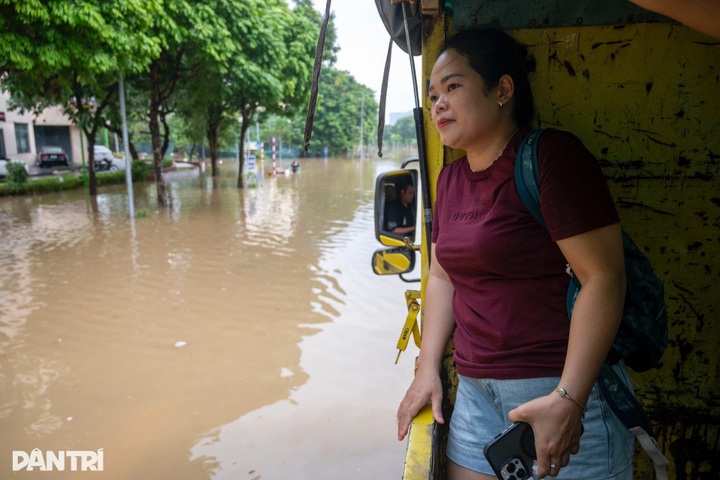 Trucks mobilised to support flood-hit residents in Hanoi - 6