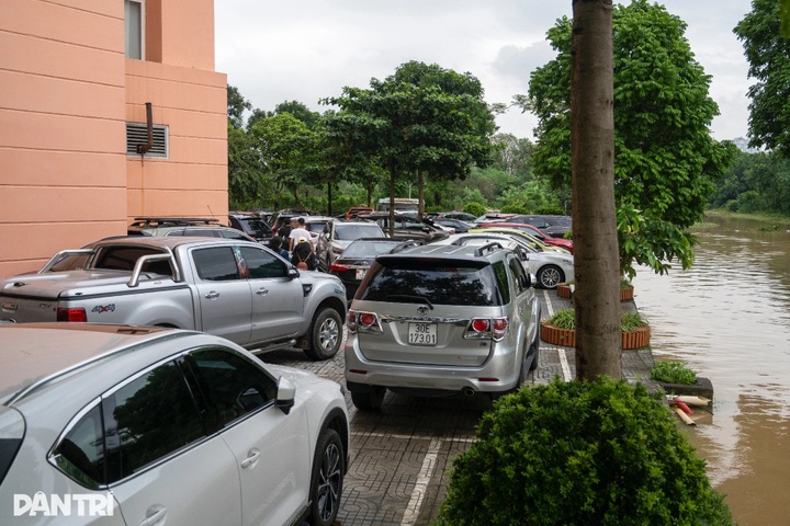 Trucks mobilised to support flood-hit residents in Hanoi - 7
