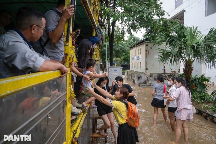 Trucks mobilised to support flood-hit residents in Hanoi - 8