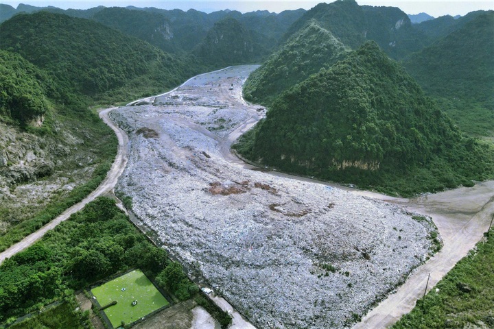 Ninh Binh’s long-standing rubbish site remains untreated - 1