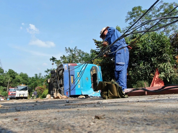 Two dead, five injured in Lao Cai passenger bus accident - 1
