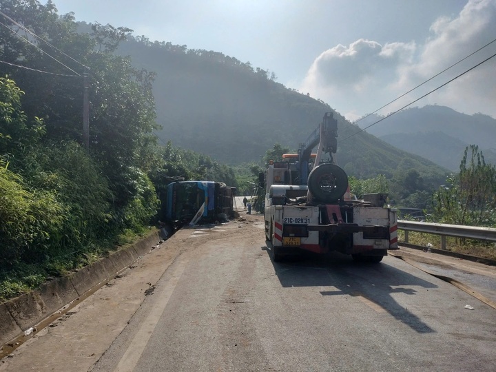 Two dead, five injured in Lao Cai passenger bus accident - 2