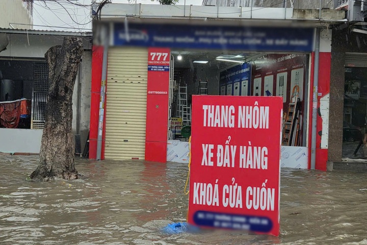 Haiphong residents struggle to cope with severe flooding - 2