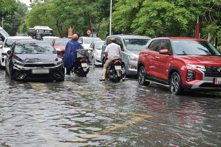 Haiphong residents struggle to cope with severe flooding - 6
