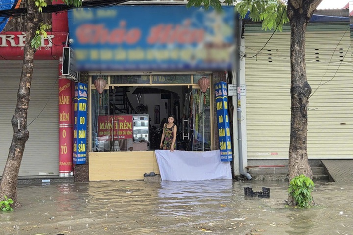 Haiphong residents struggle to cope with severe flooding - 1