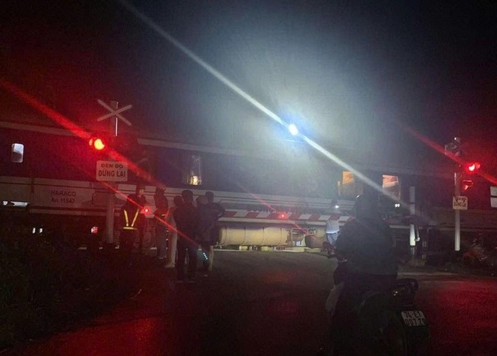 Man killed after being hit by train while lying on Quang Tri railway - 1