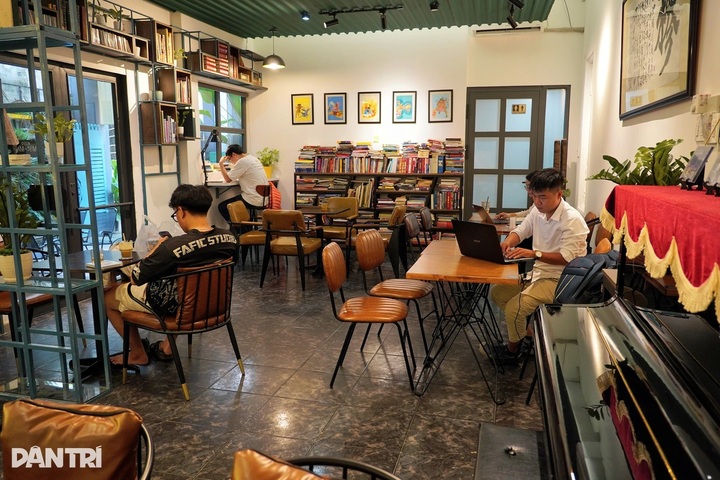 Ho Chi Minh City cafe pays customers to read books - 1 Ho Chi Minh City cafe pays customers to read books - 1