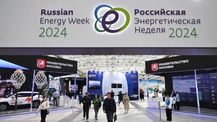Deputy PM Bui Thanh Son attends Russian Energy Week 2025 - 1