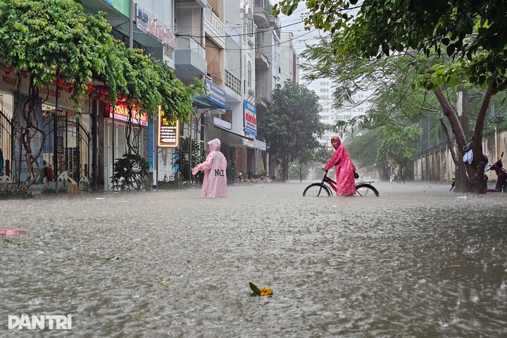 Heavy rain floods northern Nha Trang, many cars break down - 1