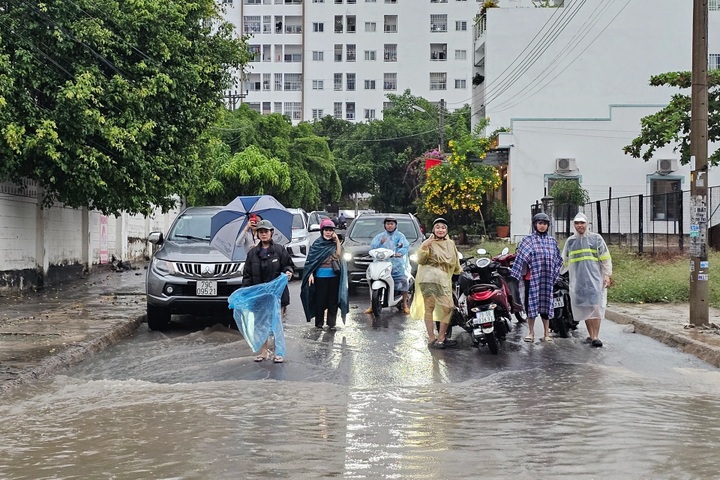 Heavy rain floods northern Nha Trang, many cars break down - 5