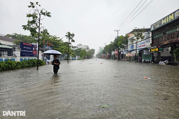 Heavy rain floods northern Nha Trang, many cars break down - 6