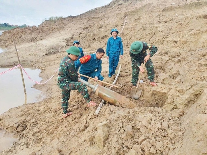 340-kg bomb safely defused in Nghe An province - 1