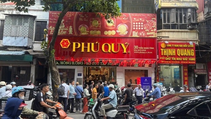 Hanoi residents queue to buy silver as prices soar to record highs - 1