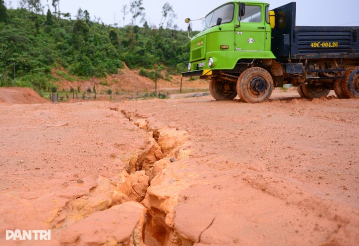 Houses in Lam Dong at risk of collapse due to erosion - 5