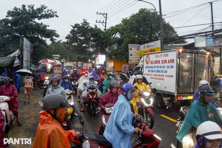 Danang streets submerged after heavy rain - 6