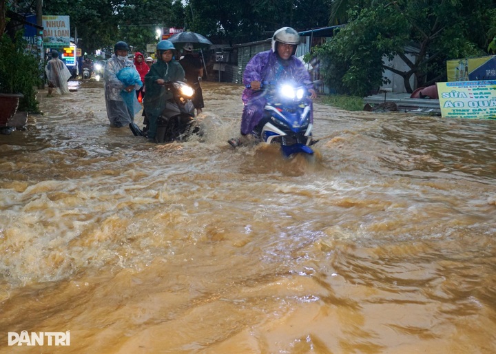Danang streets submerged after heavy rain - 2