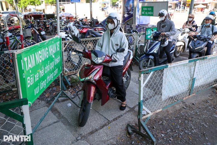 HCM City commuters struggle to find parking for metro service - 6