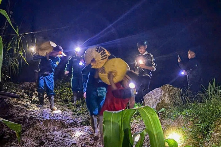 Residents evacuated after hill develops large crack in Danang - 1 Residents evacuated after hill develops large crack in Danang - 1