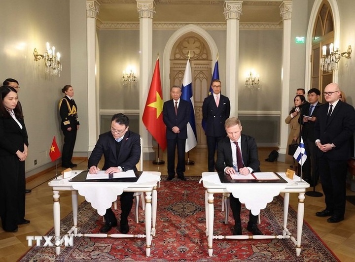Vietnamese, Finnish leaders witness signing of cooperation documents - 1