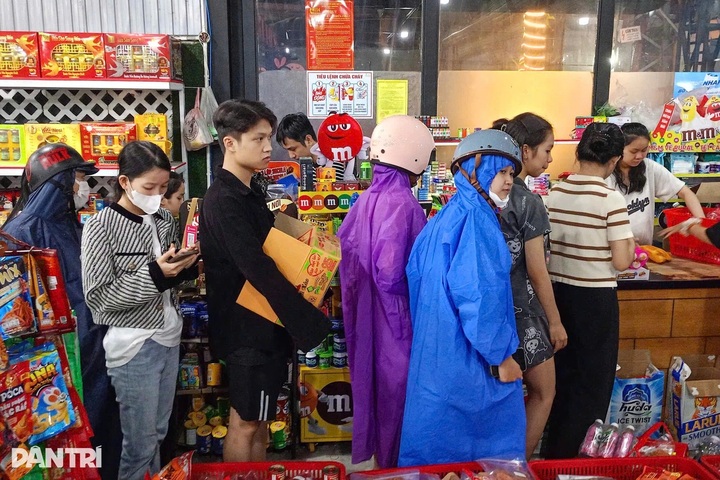 Danang residents stock up on food as Typhoon Fengshen approaches - 1 Danang residents stock up on food as Typhoon Fengshen approaches - 1