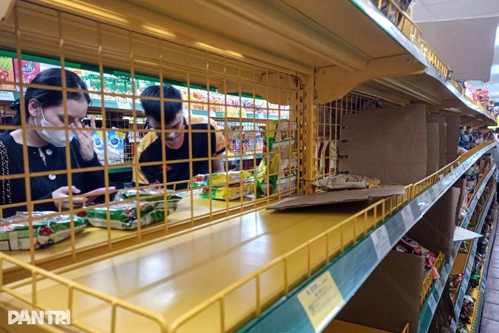Danang residents stock up on food as Typhoon Fengshen approaches - 2 Danang residents stock up on food as Typhoon Fengshen approaches - 2