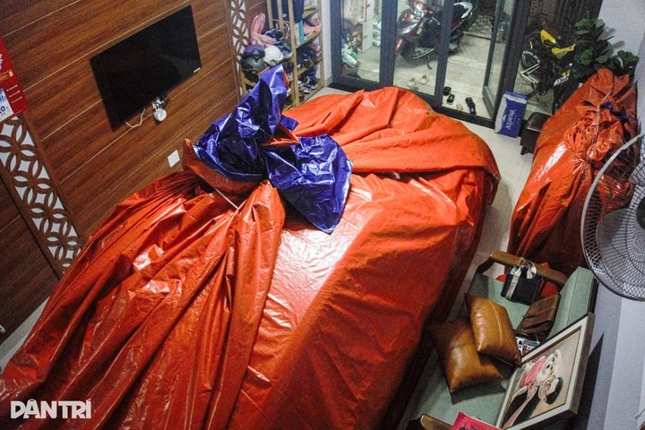 Danang residents move to protect vehicles as Typhoon Fengshen approaches - 1 Danang residents move to protect vehicles as Typhoon Fengshen approaches - 1