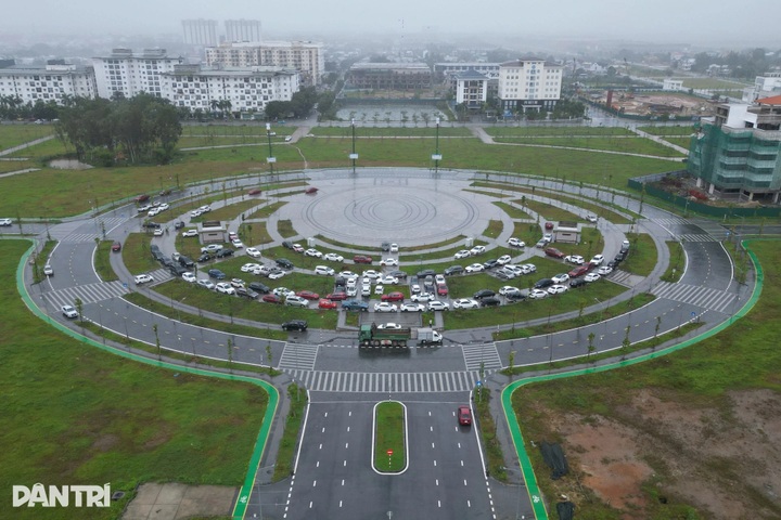 Hundreds of cars crowd public spaces in Hue to avoid flooding - 1
