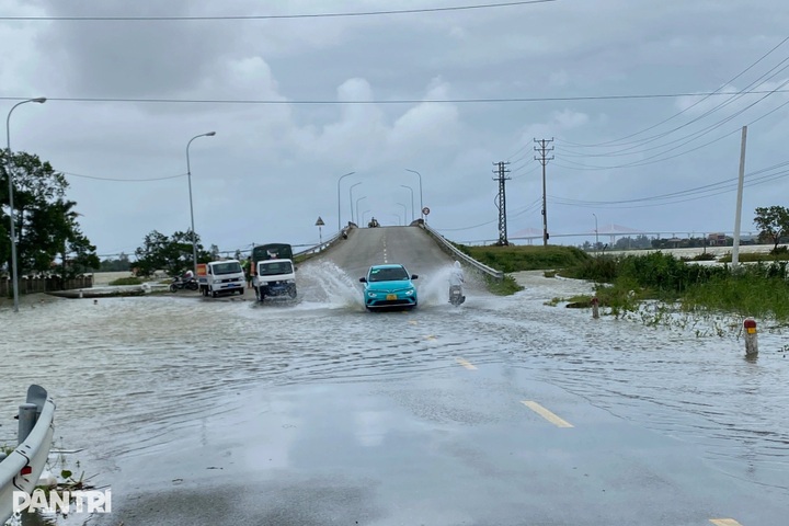 Hundreds of cars crowd public spaces in Hue to avoid flooding - 7