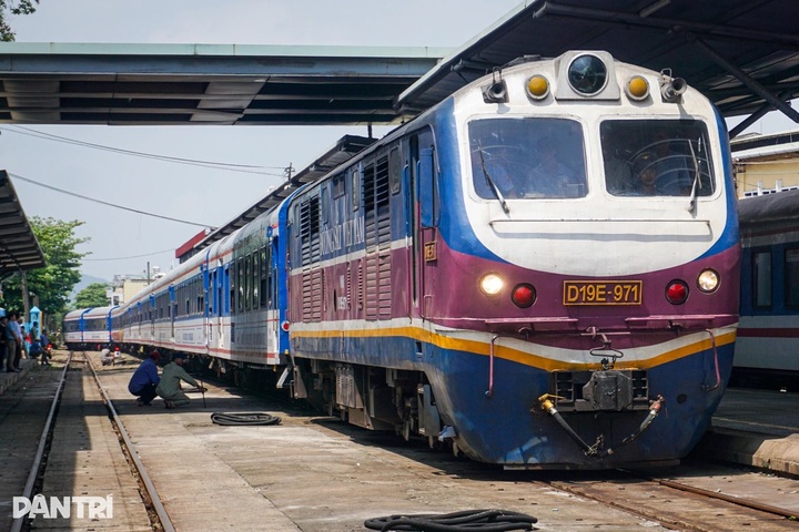 Hue-Danang heritage trains suspended due to Storm Fengshen - 1 Hue-Danang heritage trains suspended due to Storm Fengshen - 1