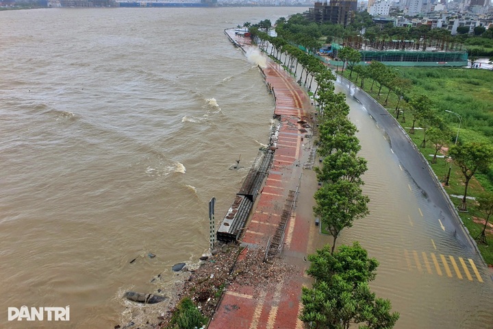 Powerful waves batter Danang’s Han River, flooding homes - 6 Powerful waves batter Danang’s Han River, flooding homes - 6