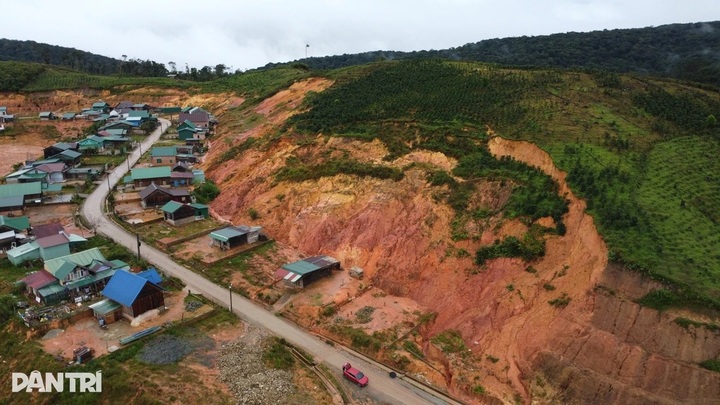 Residents evacuated from landslide-hit resettlement site in Lam Dong - 1