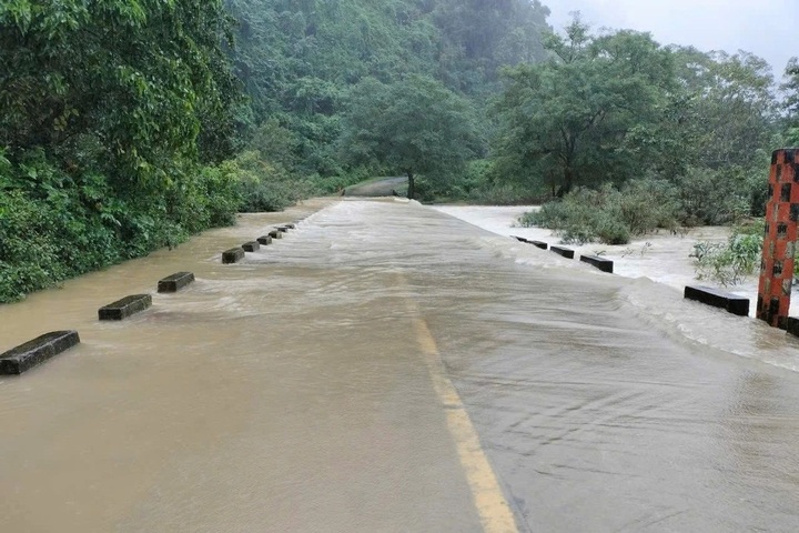 Typhoon Fengshen weakens before hitting Central Vietnam - 1