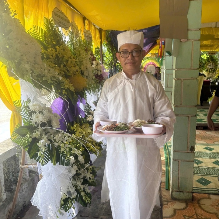 Swiss tourists invited to a meal at Hue funeral - 2 Swiss tourists invited to a meal at Hue funeral - 2